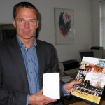 Ambassador Jesper Møller Sørensen ڈنمارک کے اسلام آبادمیں سفیر ریڈیو آپکی آواز کو انٹرویو دینے کے بعد آپکی آوازمیگزین کے ساتھ۔