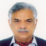 نئے گورنر.....اقبال ظفر جھگڑا 17 مئی 1947 کو پشاور کے نواحی گاوں جھگڑا میں پیدا ہوئے ۔ ان کے دادا ابراھیم خان جھگڑا اور والد ملک مظفر خان جھگڑا تحریک پاکستان کے کارکن تھے ۔ 1969 میں پشاور انجنیئرنگ کالج سے سول انجینئرنگ کی ۔ 1970 میں ائریگیشن ڈیپارٹمنٹ میں بطور ایس ڈی او فرائض سرانجام دیے اور 1977 میں سعودیہ عربیہ میں ملازمت کی، 1984 میں مسلم لیگ ن میں شمولیت اختیار کی، 1988 میں مسلم لیگ ن پشاور کے صدر، 1996 میں صوبائی سنئیر نائب صدر ،1997 میں پہلی دفعہ سینٹر منتخب ہوئے ۔ سینٹ میں ڈیفنس کمیٹی کے چیئرمین اور وزیراعظم کے مشیر 1998 میں صوبائی جنرل سیکرٹری منتخب ہوئے۔ اقبال ظفر جھگڑا 12 اکتوبر 1999 کے بعد جمہوریت کے بحالی کیلئے میدان عمل میں نکل آئے۔ وہ 3 دسمبر 2000 کو اے آر ڈی کے پہلے سیکرٹری جنرل بنے،بعدازاں 25 دسمبر کو پارٹی کے بھی سیکرٹری جنرل بنے، جبکہ ستمبر 2006 میں اے پی ڈی ایم کے بھی سیکرٹری جنرل رہے۔ وہ دسمبر 2009 میں دوسری مرتبہ سینٹر بنے ۔ اقبال ظفر جھگڑا پاکستان کے تاریخ میں کسی بھی جمہوریت کیلئے جدوجہد کی تحریک کے طویل ترین عرصہ سیکرٹری جنرل کے عہدے پر فائز رہنے والے رہنما ہیں، اقبال ظفر جھگڑا پچھلے سال ایک مرتبہ پھر اسلام آباد سے سینٹر منتخب ہوئے، وہ سینٹ میں مسلم لیگ ن کے پارلیمانی لیڈر کیساتھ ساتھ پانی و بجلی کے قائمہ کمیٹی کے چیرمین بھی رہے