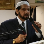 آپکی آواز۔۔۔۔اوسلو(عقیل قادر)عبدالستار ایدھی کی وفات سے دنیا بھر میں بسنے والے پاکستانی افسردہ اور غمزدہ ہیںاور شاید یہی وجہ ہے کہ دنیا بھر میں اُن کی یاد میں دعائیہ تقریبات کا سلسلہ بھی جاری ہے۔ ایسی ہی ایک خوبصورت تقریب کا انعقاد السرور ٹرسٹ ناروے نے بزم نقشبند اوسلو کے مرکز پر کیاجس میں پاکستانیوں نے بھرپور شرکت کی۔ تقریب کا آغاز قرآن پاک کی تلاوت سے کیا گیا اور نعت کی صورت میںبارگاہ مآب رسالت میں عقیدتوں کے پھول نچاور کیے گئے۔ تقریب کی صدارت السرور ٹرسٹ کے بانی ڈاکٹر افتخار کیانی نے کی جبکہ کشمیر کونسل ناروے کے چیئرمین سردار شاہنواز،اسلام آباد راولپنڈی ویلفیئر سوسائٹی ناروے کے صدر مرزا محمد ذوالفقار، مسلم سنٹر فیورست کے نائب صدر فیاض کیانی، بزم نقشبند کے سنیئر رہنما محمد مظفر گوندل، علامہ حافظ شیراز مدنی، ریاض کیانی اور دیگر نے اپنے خطبات میں عبدالستار ایدھی کو زبردست خراج تحسین پیش کیا۔ تقریب کے آخر میں عبدالستار ایدھی کی روح کے ایصال ثواب کے لیے فاتحہ خوانی اور دراجات کی بلندی کے لیے خصوصی دعا کی گئی۔